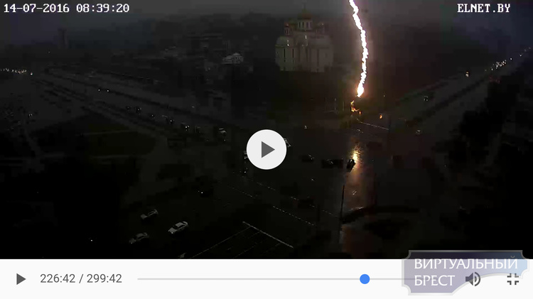 Мощный разряд молнии ударил прямо в светофор на перекрёстке Партизанский-Московская 