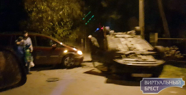 В Кобрине столкнулись два автомобиля, один из них перевернулся 